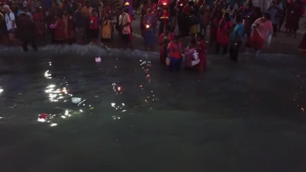 Una famiglia illumina la lanterna galleggiante in mare . — Video Stock