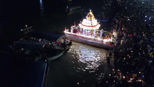 Божество выносится в море с ярким освещением плавающей колесницы — стоковое видео