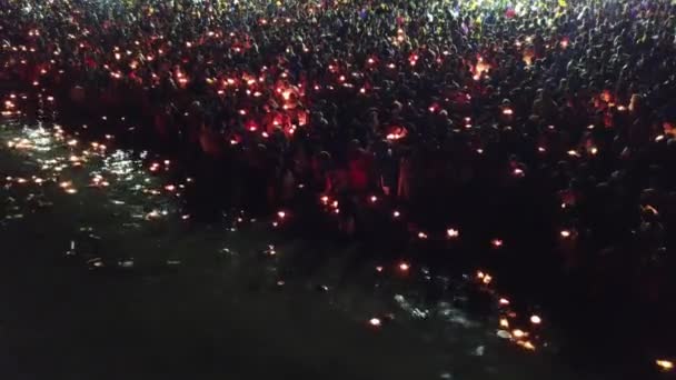 Tisíc oddaných se shromáždilo na pláži a vypustilo plovoucí rozsvícenou lucernu do moře — Stock video
