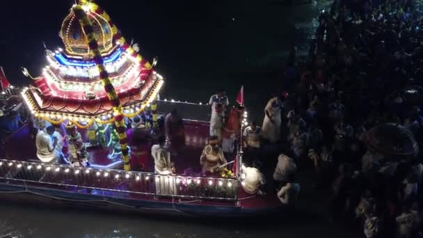 Offering to the deity Sri Singamuga Kaliamman during floating chariot festival. — Stock Video