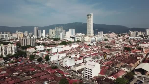 Vue aérienne voler vers le bâtiment KOMTAR . — Video