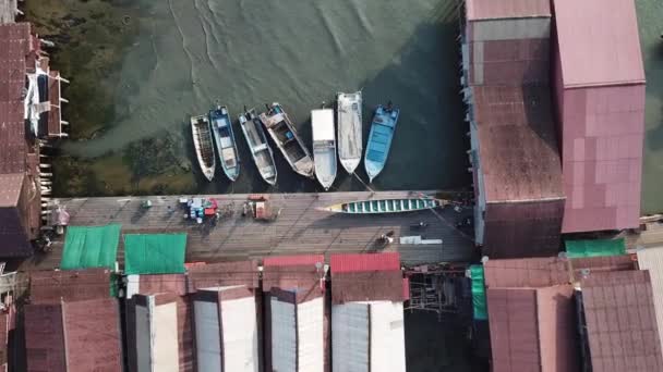 Drone disparó motocicleta local en el puente de madera en Chew Jetty . — Vídeos de Stock