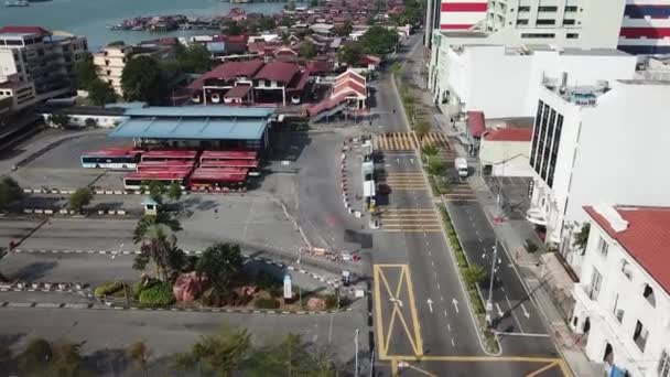 Drone strzał blokady w pobliżu terminalu autobusowego Penang. — Wideo stockowe