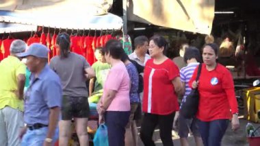 Bukit Mertajam, Penang / Malezya - Ocak 05 2020: Sabah pazarında alışveriş yapan meşgul insanlar.