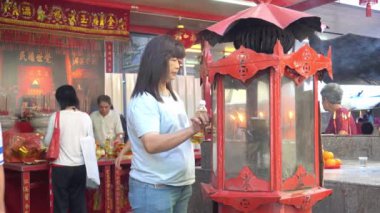 Bukit Mertajam, Penang / Malezya - Ocak 05 2020: Sabah Pek Gong Cheng tapınağında insanlar dua ediyor.