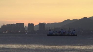 Butterworth, Penang / Malezya - Ocak 05 2020: Gün batımında feribot denize açılacak.
