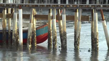 George Town, Penang / Malezya - Ocak 07 2020: Ahşap köprünün yanında bir tekne parkı.