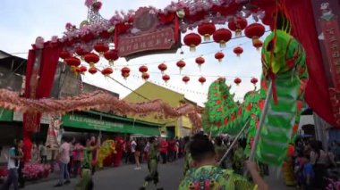 Bukit Mertajam, Penang / Malezya - 12 Ocak 2020: Eski kasabanın girişinde ejderha dansı.