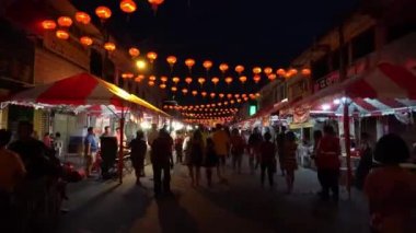 Bukit Mertajam, Penang / Malezya - 12 Ocak 2020: Çin Yeni Yıl kutlamaları sırasında hiperlapa kalabalığı markette yürüyor.
