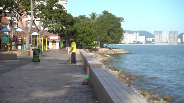 George Town Penang Malaysia Jan 2020 Municipal Cleaner Swept Rubbish — Stock Video