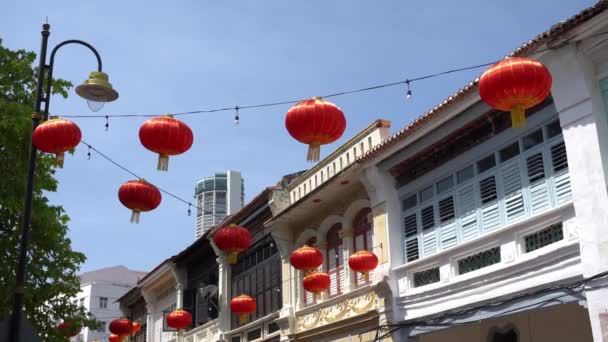 マレーシア ペナン州ジョージタウン2020年1月7日 伝統通りに赤い提灯が飾られる — ストック動画