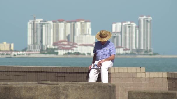 George Town Penang Malásia Janeiro 2020 Turista Com Mapa Senta — Vídeo de Stock