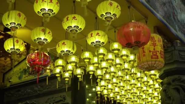 马来西亚槟城拉贾乌达 2020年1月10日 农历新年期间 中国庙宇装饰的红黄灯笼 — 图库视频影像