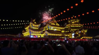 George Town, Penang / Malezya - 12 Ocak 2020: İnsanlar 9 imparator tapınağında havai fişek gösterisinin videosunu çekiyor.