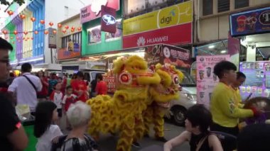 Kulim, Kedah / Malezya - 18 Ocak 2020: Aslan dansı Sokakta davulcuyu takip et.