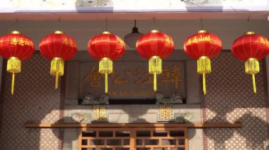 Bukit Mertajam, Penang / Malezya - 20 Ocak 2020: Han Chiang Derneği 'nin eski binasında kırmızı fener sırası.