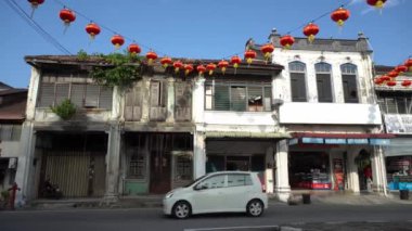 Bukit Mertajam, Penang / Malezya - 20 Ocak 2020: Çin yeni yılı boyunca kırmızı fenerli eski ev.