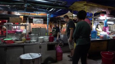 Bukit Mertajam, Penang / Malezya - 21 Ocak 2020: Hawker arkadaşıyla sohbet.