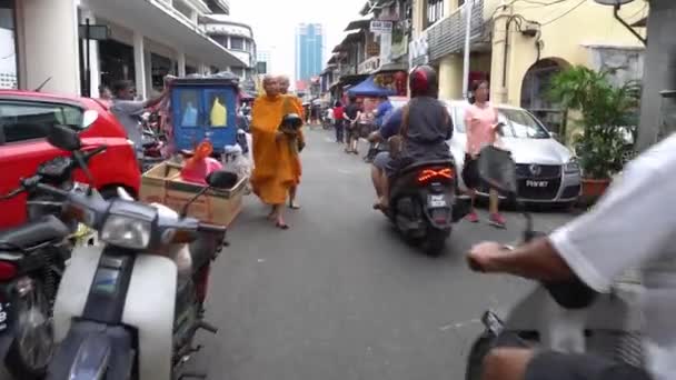 マレーシア ペナン州ジョージタウン2020年1月21日 午前中にジャラン クアラ カンサルの僧侶と地元民 — ストック動画
