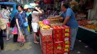 George Town, Penang / Malezya - 21 Ocak 2020: Hawker Çin Yeni Yılı 'nda Mandarin portakalı sattı