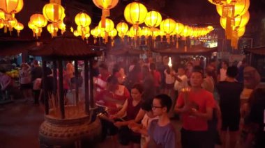 George Town, Penang / Malezya - 24 Ocak 2020: Çinli dindarlar tütsü yakıyor, tanrılara dua ediyorlar.