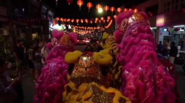 George Town, Penang / Malezya - 24 Ocak 2020: Sokaklarda aslan dansı yürüyüşü.