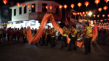 George Town, Penang / Malezya - 24 Ocak 2020: Kırmızı fenerle süslenmiş sokakta ejderha dansı.