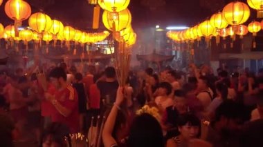 George Town, Penang / Malezya - 24 Ocak 2020: Çinliler yeni yıl arifesinde tapınakta dua ediyorlar.