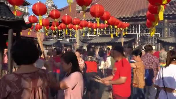 马来西亚槟城 2020年1月25日 中国朝拜者在慈悲女神殿祈祷 — 图库视频影像