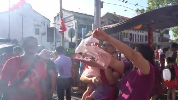 马来西亚槟城乔治城 2020年1月25日 家人在寺庙放飞笼中的鸟儿 — 图库视频影像