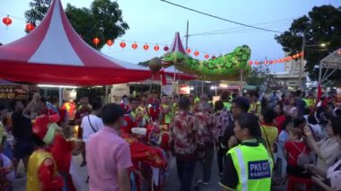 Bayan Lepas, Penang / Malezya - 29 Ocak 2020: Sahneye çıkan yolda VIP ile yılan dansı.