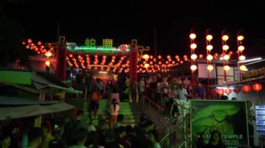 Bayan Lepas, Penang / Malezya - 29 Ocak 2020: Çin Yeni Yıl kutlamaları sırasında insanlar yılan tapınağını ziyaret ediyor.