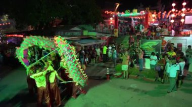 Bayan Lepas, Penang / Malezya - 29 Ocak 2020: Yılan tapınağının önünde yılan dansı gösterisi.