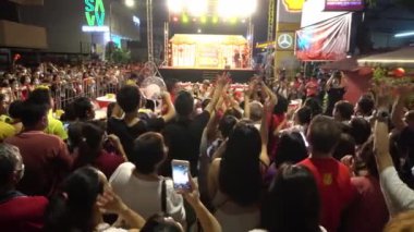 Georgetown, Penang / Malezya - Şubat 01 2020: Zenginlik tanrısı Thnee Kong Seh (Yeşim İmparatoru 'nun doğum günü) ayini sırasında kalabalığa mandalina portakalı dağıt)