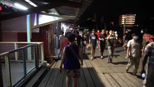 Georgetown Penang Malasia Feb 2020 Visitantes Chew Jetty Durante Noche — Vídeo de stock