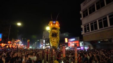 Georgetown, Penang / Malezya - Şubat 01 2020: Ziyaretçi stilt aslan dans gösterisi keyfini çıkarın.