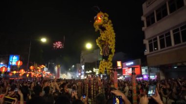 Georgetown, Penang / Malezya - Şubat 01 2020: Arkasında havai fişek gösterisiyle aslan dansı hareketi.