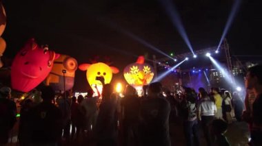 Georgetown, Penang / Malezya - 1 Şubat 2020: Ziyaretçi sıcak hava balonu şenliği sırasında gece parıltılarının tadını çıkar.