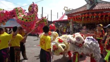 Georgetown, Penang / Malezya - Şubat 01 2020: Ejderha dansı ve aslan dansı sıcak güneşli bir günde Chew Jetty 'de.
