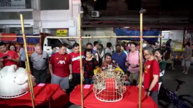 Georgetown, Penang / Malezya - Şubat 02 2020: Kalabalık Çin aslanlarının miaohui sırasında nasıl işlediğini öğrenir.