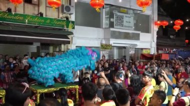 Georgetown, Penang / Malezya - Şubat 02 2020: Seyirciler aslan dansının keyfini çıkarıyorlar.