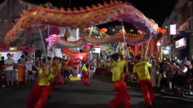 Georgetown, Penang / Malezya - Şubat 02 2020: Çin Yeni Yıl kutlamaları sırasında Aksiyon LED ejderha dansı