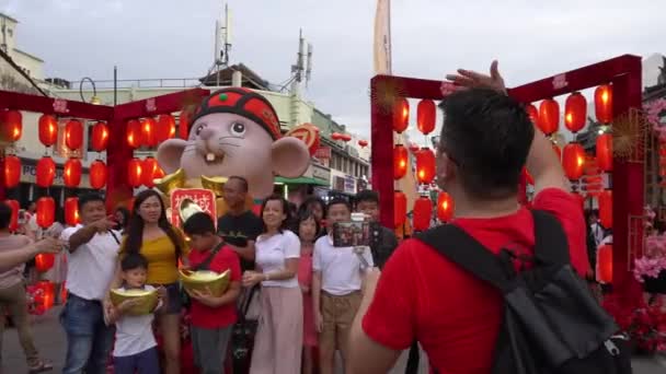 Georgetown Penang Malaysia Feb 2020 Cinesi Fotografano Famiglia Davanti Alla — Video Stock