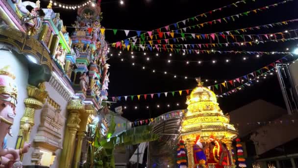 ジョージタウン ペナン マレーシア 2020年2月7日 タイの祭りの間に黄金の戦車の上でティルトショット司祭 — ストック動画