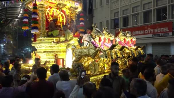 Georgetown Penang Malaysia Februar 2020 Anhänger Bieten Den Goldenen Wagen — Stockvideo