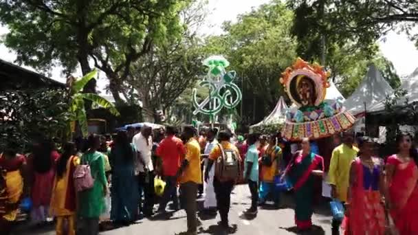 Georgetown Penang Malaysia Feb 2020 Kavcadi Bearer Walk Together Street — Stock Video