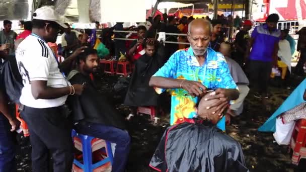 Georgetown Penang Malaysia Februar 2020 Friseur Schneidet Gläubigen Während Thaipusam — Stockvideo