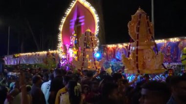 Georgetown, Penang / Malezya - Şubat 08 2020: Thaipusam Festivali sırasında kalabalığın içinde altın rengi kavadi reçeldir.