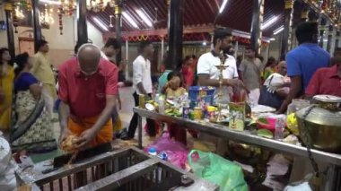 Georgetown, Penang / Malezya - 08 Şubat 2020: Hindistan cevizi Nattukottai Chettiar Tapınağı 'nda komite tarafından bıçaklanıyor