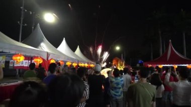 Georgetown, Penang / Malezya - Şubat 08 2020: Chap Goh Meh sırasında Kordon 'da havai fişeklerin fotoğrafını çektiler.